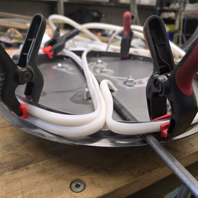 Intégration technique des LED et câblage interne de la sculpture lumineuse Éclipse Sonore, pensée pour durer.