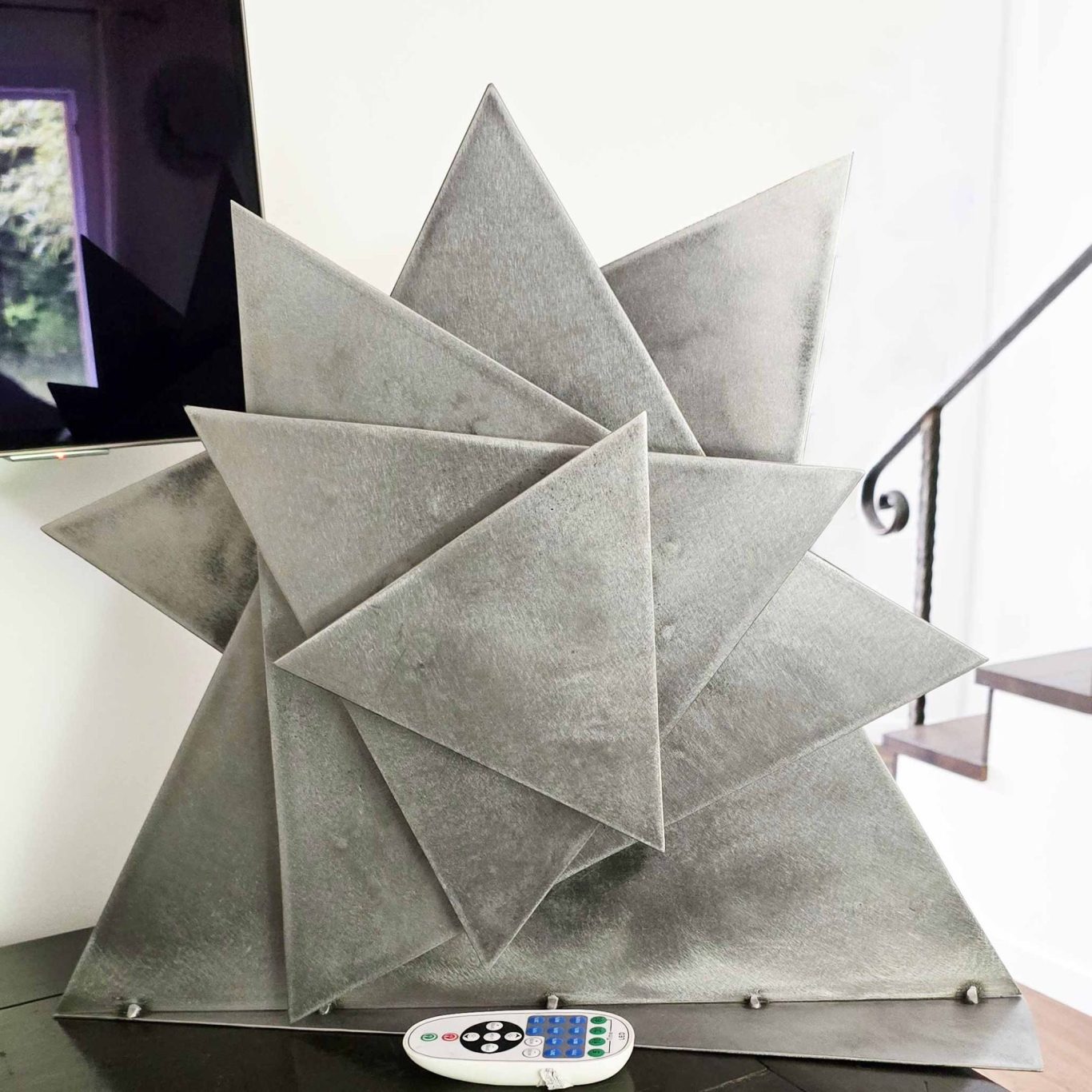 Sculpture lumineuse Danse des Angles Sype 016, agencement triangulaire d’acier éteinte