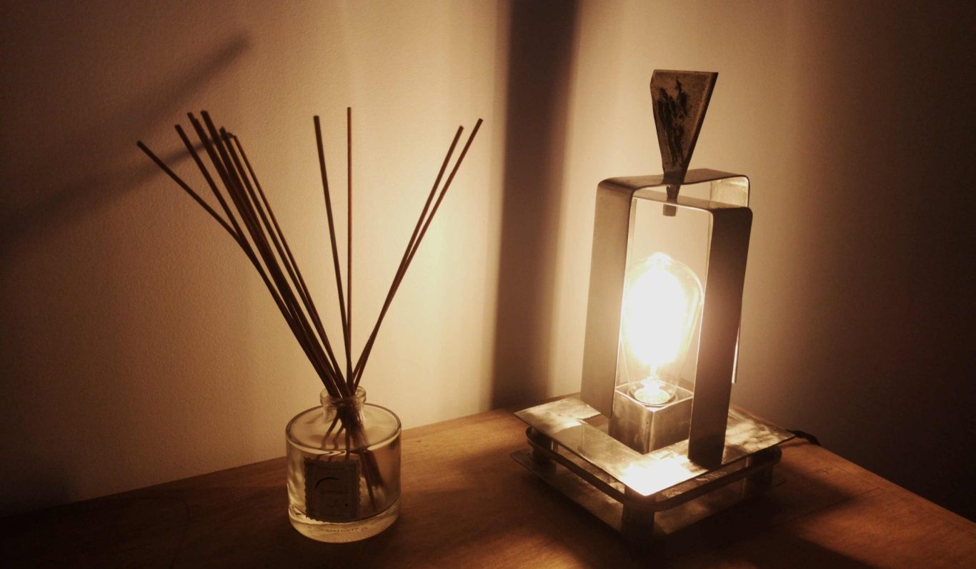 Funambule – Sype 004, lampe en acier brut sur console ; tête pivotante à 180° pour créer une ambiance douce