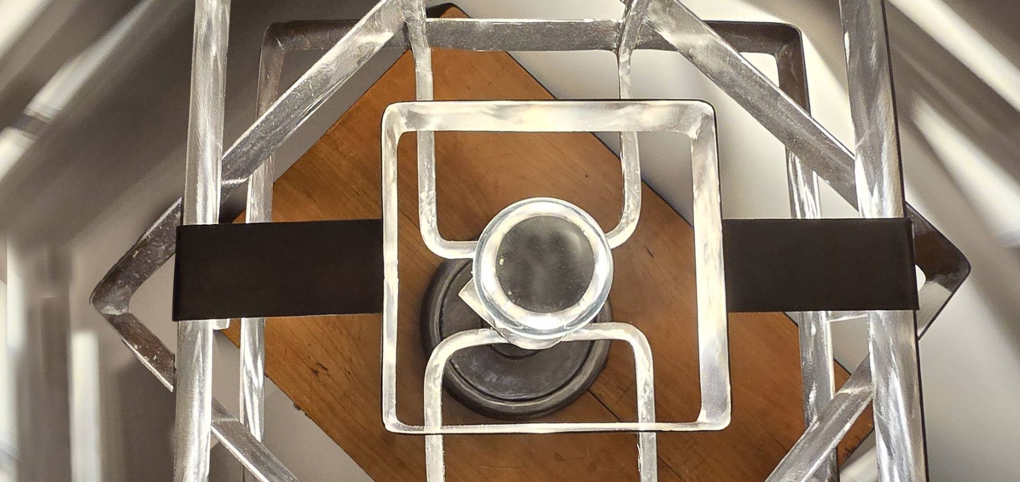 Vue zénithale de la lampe Sype 003, structure géométrique en acier et miroir infini.