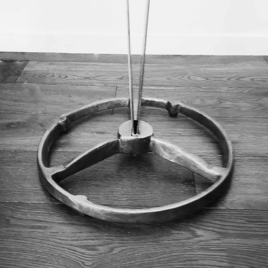 Base du lampadaire Le Temps Suspendu Sype 008, cercle en acier brut supportant la structure compas.