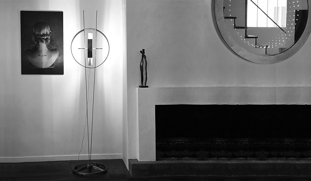 Le Temps Suspendu Sype 008, sculpture lumineuse en acier brut inspirée du compas et de l’horloge, entre art et équilibre.