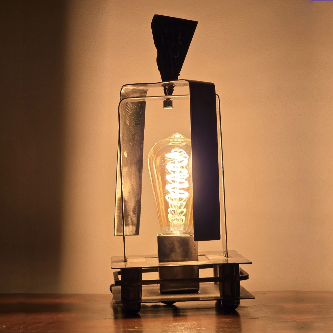 Funambule – Sype 004, lampe en acier brut ; la partie supérieure pivote à 180° pour moduler la lumière.