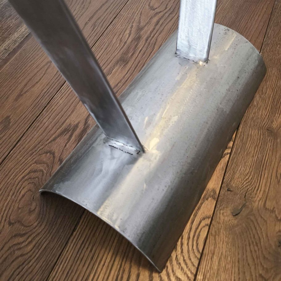 Détail de la base de la sculpture lumineuse Sype 018, acier cintré et poli, support d’équilibre et de légèreté.