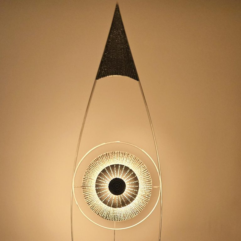 Lampadaire en acier et LED aux lignes épurées, œuvre lumineuse contemporaine de Sype.