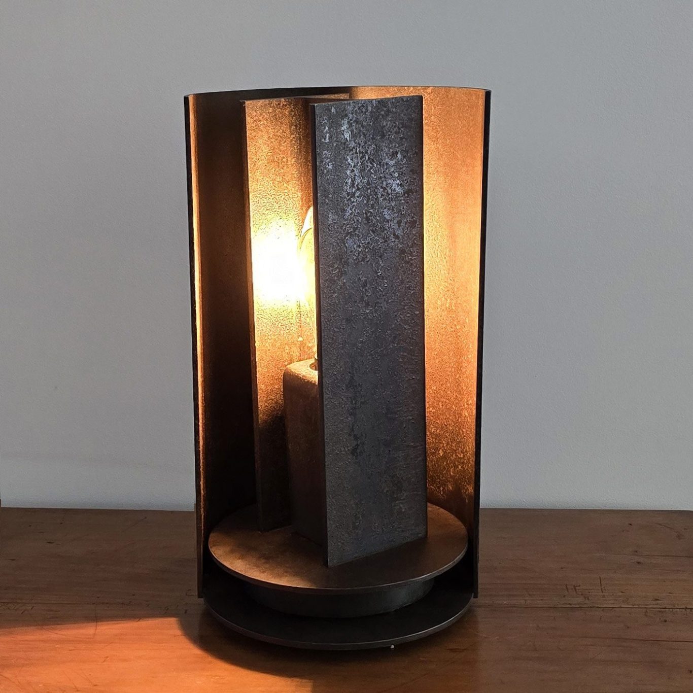 Sype 019 Monolithe allumé, sculpture rotative en acier oxydé et lumière indirecte