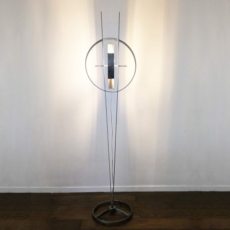 Sype 008 - Le Temps suspendu – Grand lampadaire sculpture en acier Grand lampadaire sculpture en acier brut avec cercle lumineux évoquant le temps suspendu.