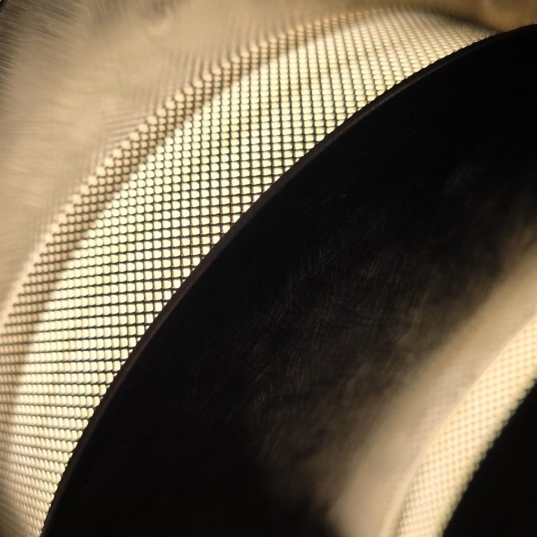 Sculpture lumineuse Sype 015 Éclipse Sonore, interaction entre ombre, lumière et texture d’acier brut.