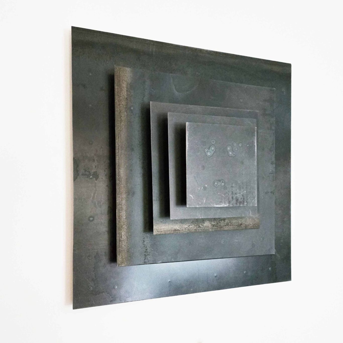 Applique Sype 010 Pyramide de Carrés, vue de profil montrant les volumes superposés des cadres d’acier.