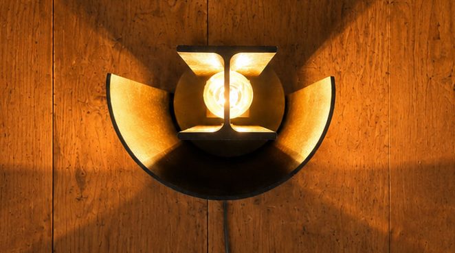 Sype 018 – Œuvre lumineuse contemporaine Lampe-sculpture Sype 018 L’œil lumineux, éclairant un intérieur moderne d’une aura poétique et architecturale.