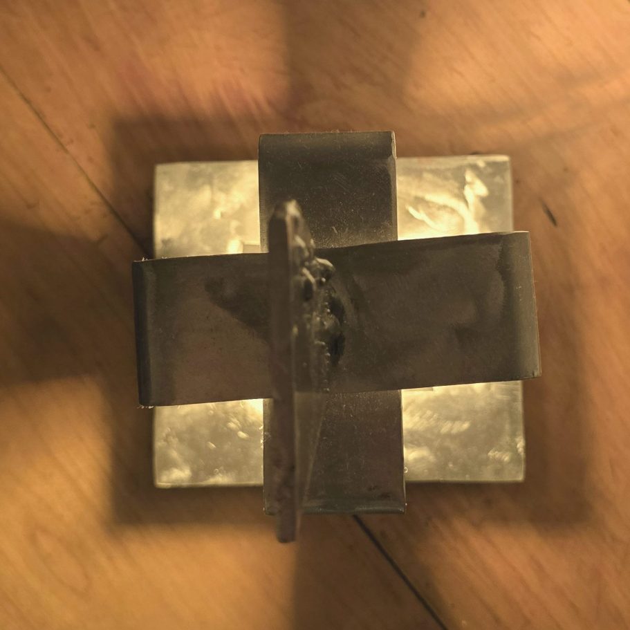 Funambule – Sype 004, vue du dessus ; mécanisme en acier et tête pivotante à 180° pour l’équilibre lumineux.