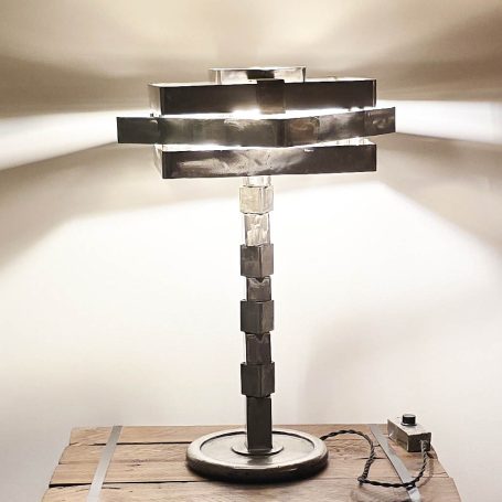 Lampe design en acier brut composée de blocs géométriques, création lumineuse Sype