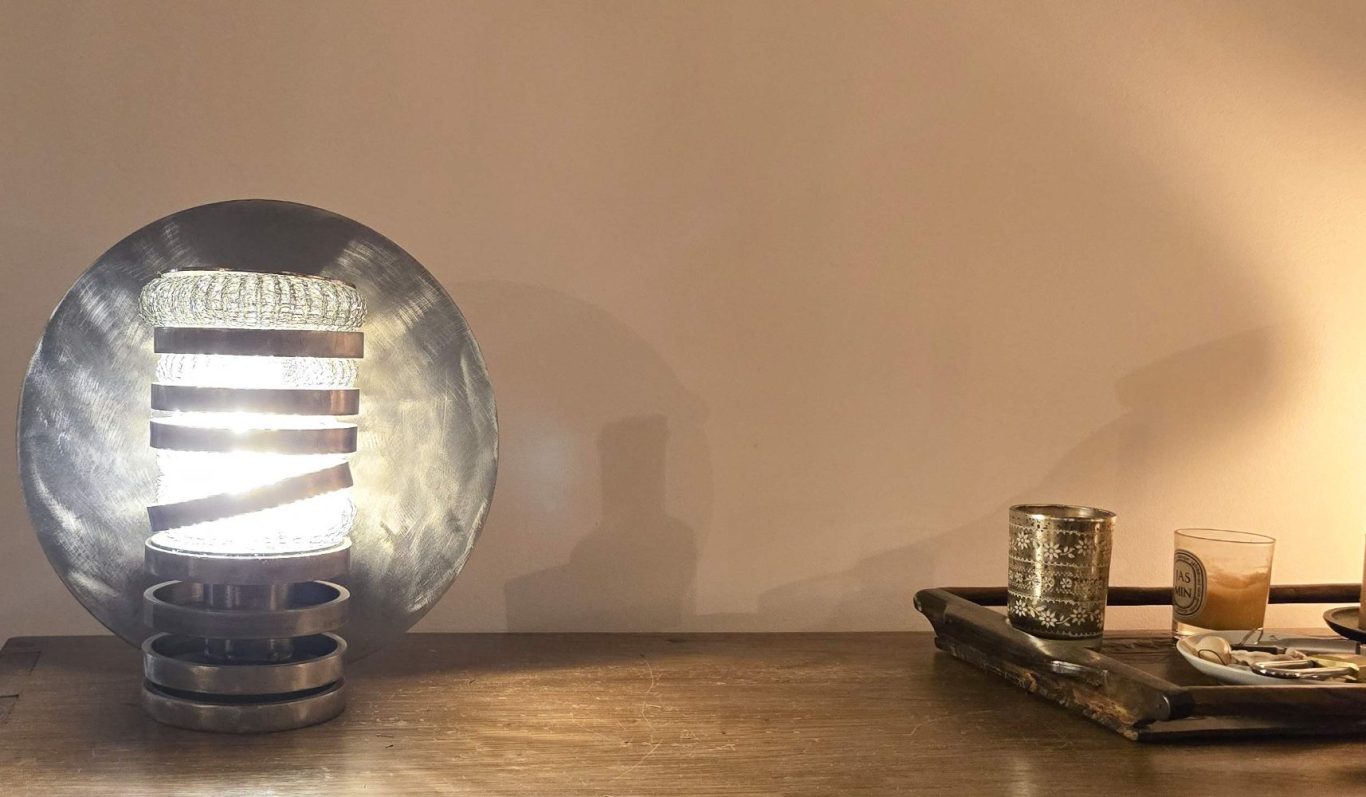 Spirale d’acier Sype 006, lampe en acier brut diffusant une lumière chaude et sculpturale.