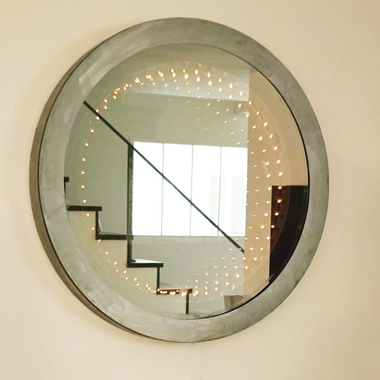 Miroir infini circulaire en acier et verre, sculpture lumineuse poétique de Sype.