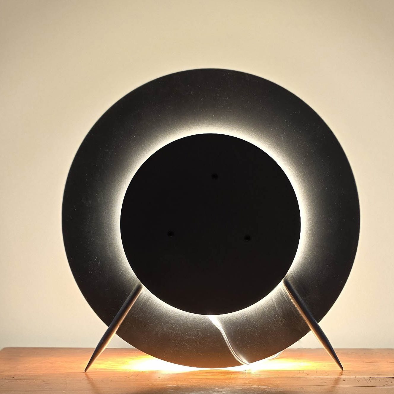 Vue arrière de la sculpture lumineuse Sype 012 Danse des Cercles, structure en acier révélant la source lumineuse interne.