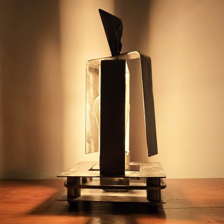 Lampe design La Funambule en acier brut avec axe central pivotant, sculpture lumineuse contemporaine