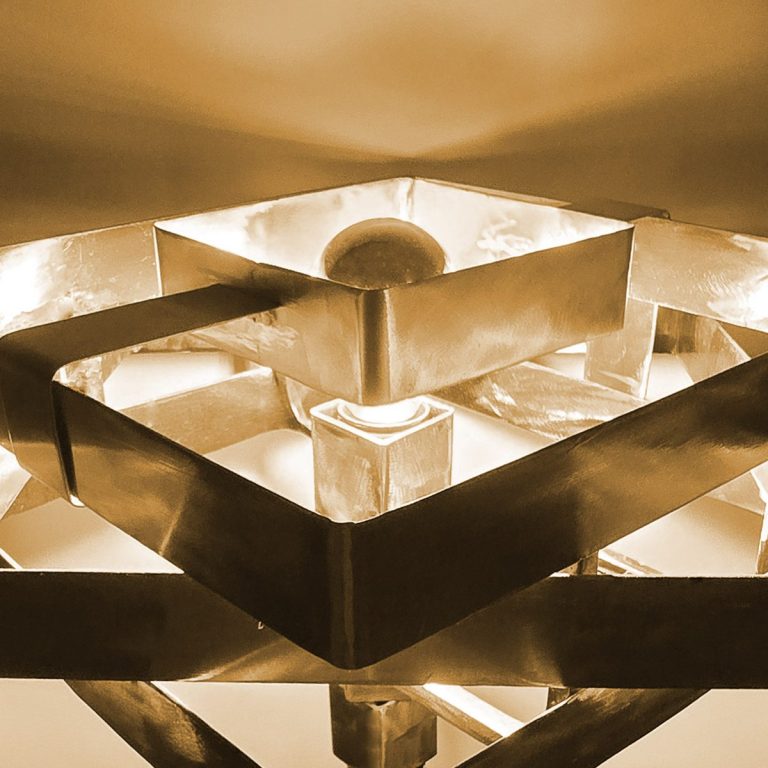 Lampe Sype Design en acier brut dans un salon classique à moulures