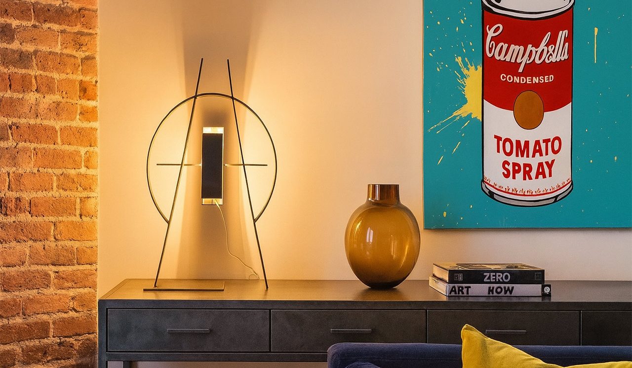 Le Compas Sype 009, lampe en acier brut au design géométrique, sculpture lumineuse entre art et architecture.