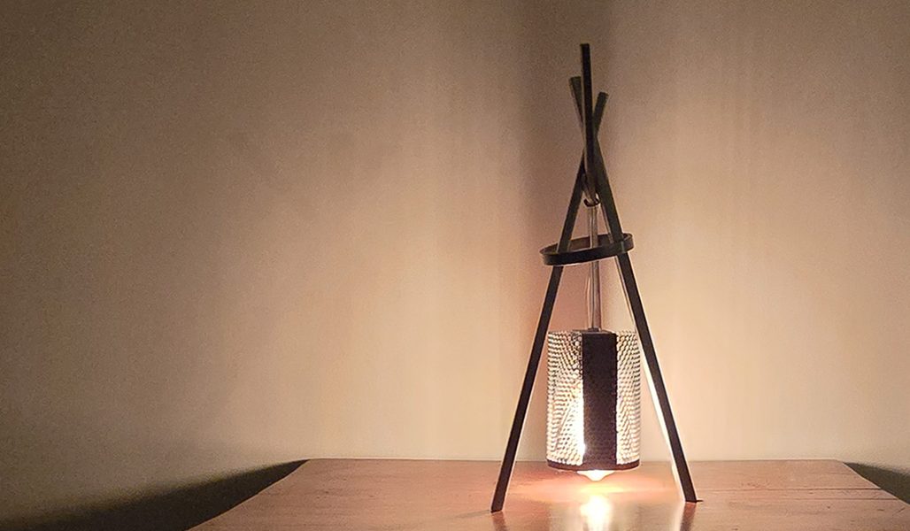 L’Arche d’Ombre Sype 007, lampe en acier brut minimaliste évoquant la stabilité et la fragilité lumineuse.