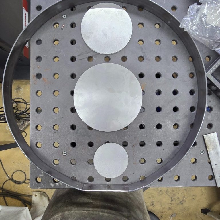 Étape de conception artisanale de Éclipse Sonore, essais de formes circulaires en acier dans l’atelier de Sype.