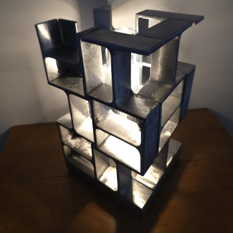 Sype 022 – Babel H – Sculpture lumineuse en acier Babel H Sype 022, sculpture lumineuse en acier composée de profilés H