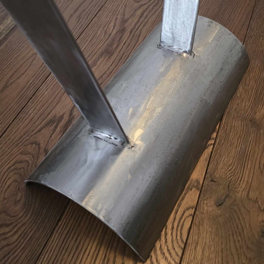 Work in progress – Chute d’acier transformée en support lumineux. Piètement en acier brut de la lampe Sype 018 – chute de métal réemployée comme base pour une nouvelle sculpture lumineuse.