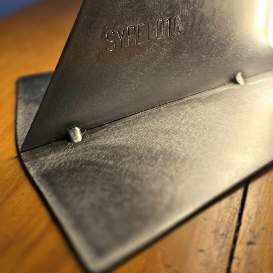 Détail de la signature Sype 016 Danse des Angles gravée dans la base en acier brut.