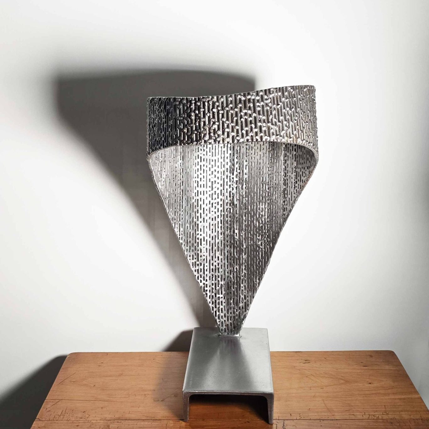 Sype 017 – Vue frontale acier tissé Sculpture lumineuse Sype 017, structure d’acier soudé et poncé révélant un tissage métallique raffiné. Eteinte