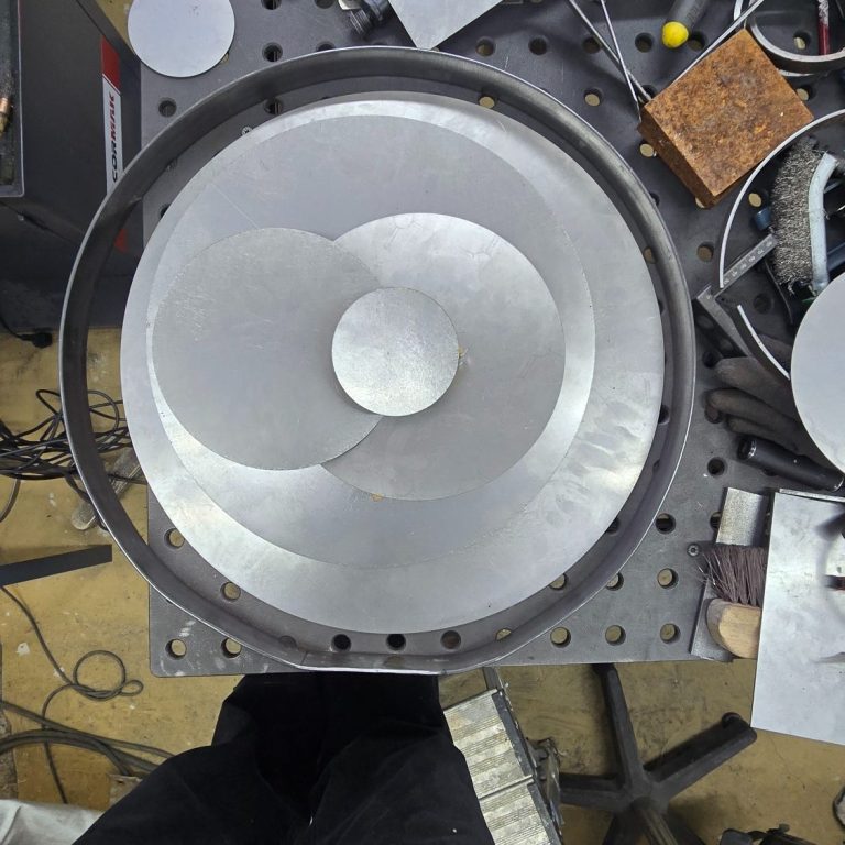 Évolution des formes de Éclipse Sonore pendant la phase de recherche esthétique et structurelle en atelier.