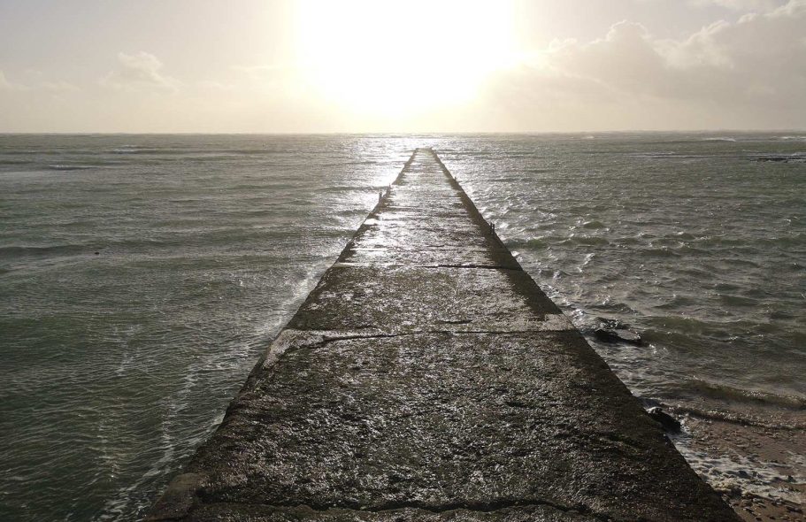 Réflexions sur la lumière – La lumière, matière du temps et de la mémoire. Jetée s’avançant dans la mer au coucher du soleil – métaphore visuelle du temps et de la lumière.