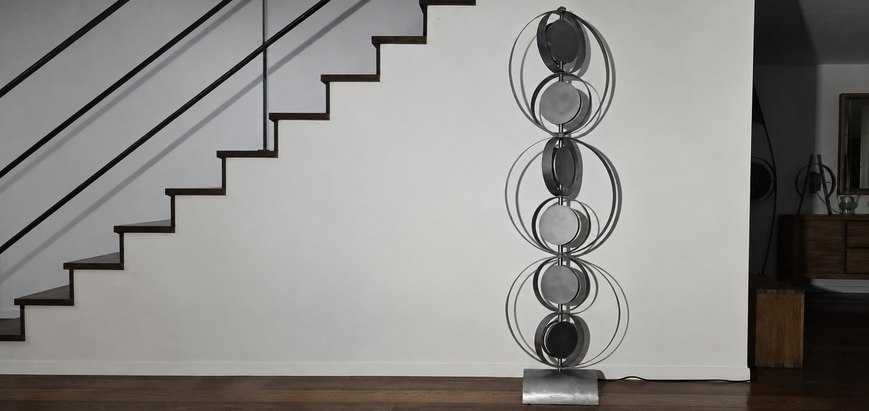 Lampe-sculpture Sype 018 L’œil lumineux, éclairant un intérieur moderne d’une aura poétique et architecturale.