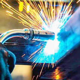 Détail d’une œuvre lumineuse en acier signée Sype Design — lumière chaude, matière brute et empreinte du geste artisanal.