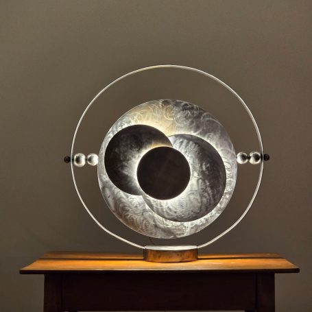 Sype 015 - Éclipse Sonore – Sculpture lumineuse contemporaine Composition circulaire en acier brut évoquant une éclipse et la vibration du son.