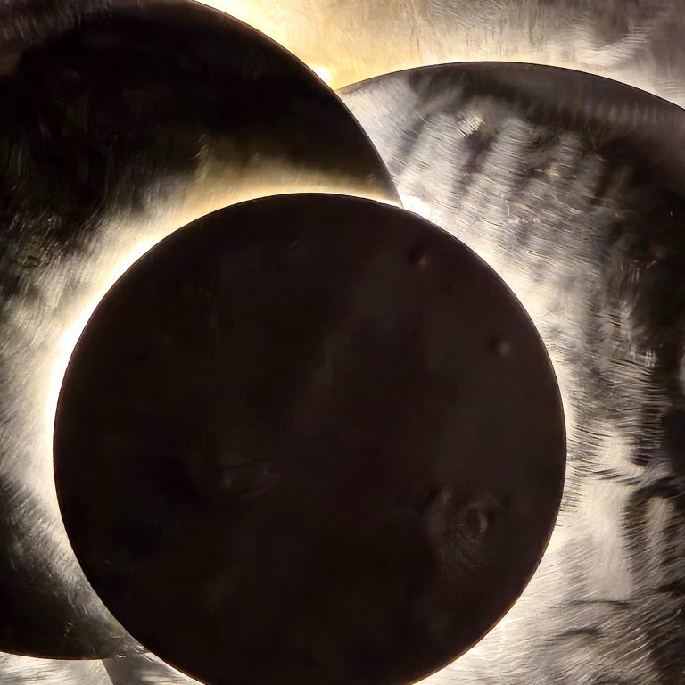 La lumière intégrée dans Éclipse Sonore sculpte les volumes, crée ombres, tensions et perception variable selon l’angle.