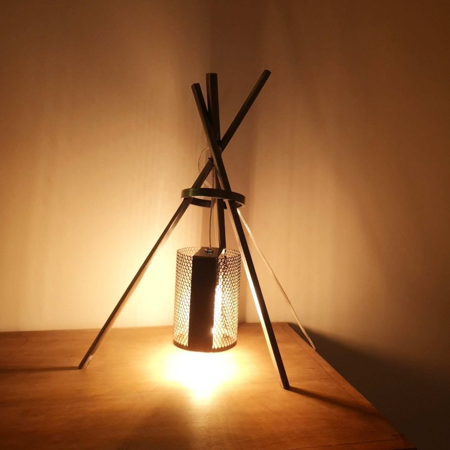 L’Arche d’Ombre Sype 007, lampe design en acier brut diffusant une lumière douce et stable.