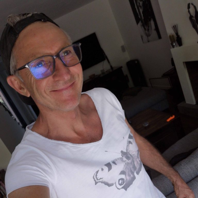 Portrait de Sype, artiste parisien créateur de lampes et miroirs lumineux en acier brut.