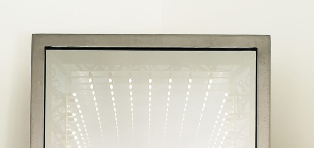 Miroir infini Sype 002, sculpture lumineuse en acier reflétant une profondeur infinie.