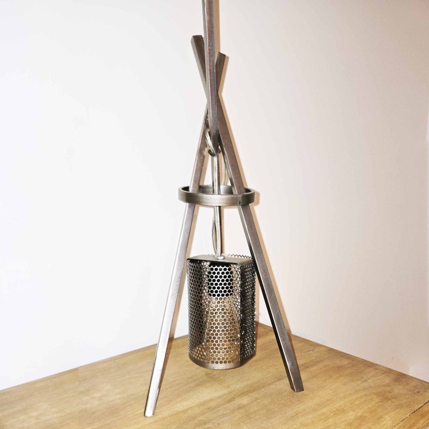 Lampe L’Arche d’Ombre Sype 007, structure en acier brut, lampe suspendue entre solidité et légèreté.