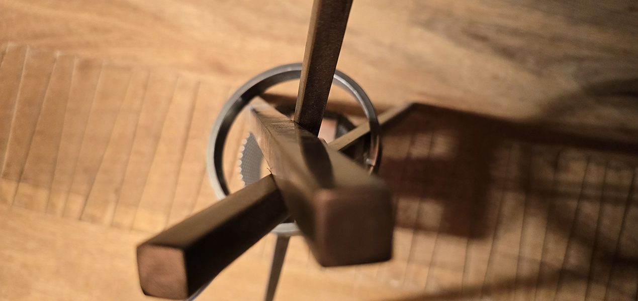 L’Arche d’Ombre Sype 007, vue du dessus de la structure tripode en acier brut et cercle supérieur.