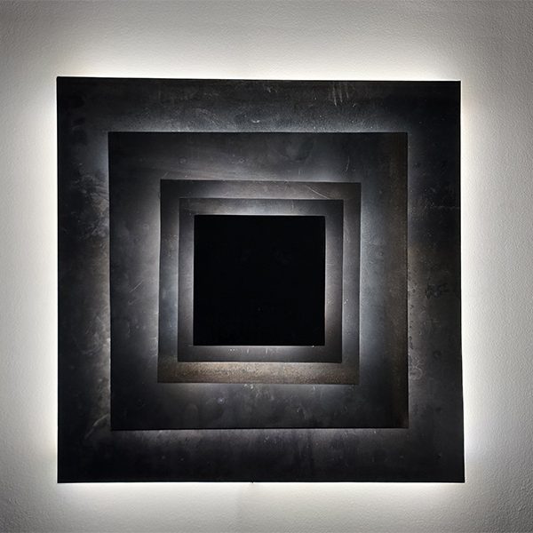Sype 010 Pyramide de Carrés, œuvre lumineuse murale en acier brut, profondeur éclairée par LED indirectes.