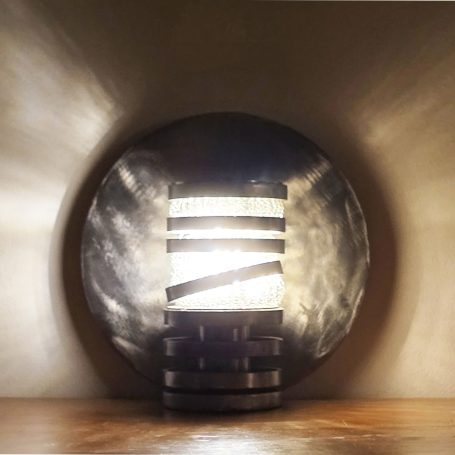 Sype 006 – Spirale d'acier – Lampe sculpture circulaire Lampe en acier composée d'anneaux concentriques formant une spirale lumineuse