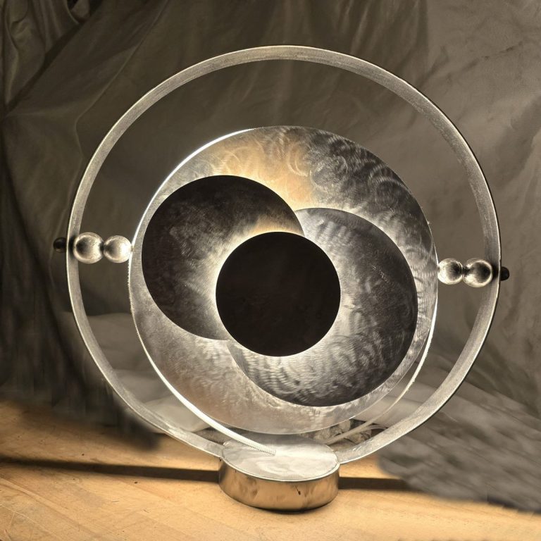 Œuvre Éclipse Sonore Sype 015, composition circulaire évoquant une éclipse cosmique dans une forme sculpturale.
