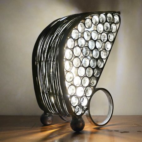 Sype 014 - Dualité Métallique – Sculpture lumineuse en acier brut Lampe en acier présentant une face composée de cercles et une face en fers à béton.