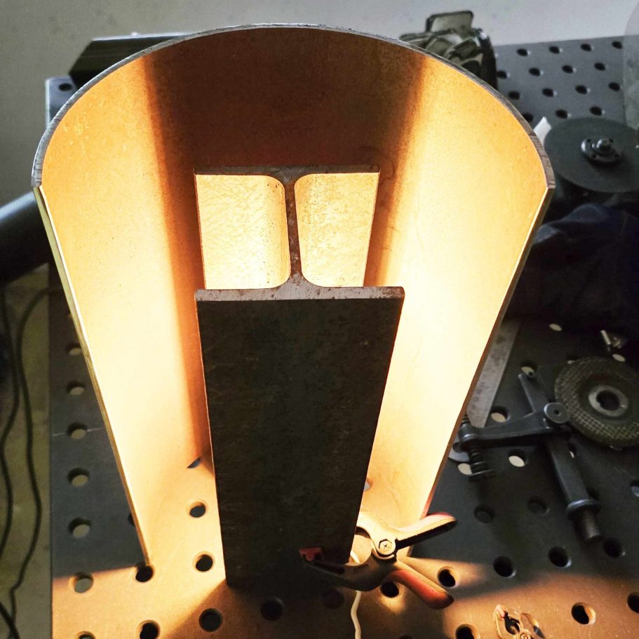 Work in progress – Prototype de la lampe Sype 019, dialogue entre métal et lumière. Structure en acier de la lampe Sype 019 – prototype en cours de création, illustrant la transformation de la matière et la diffusion de la l