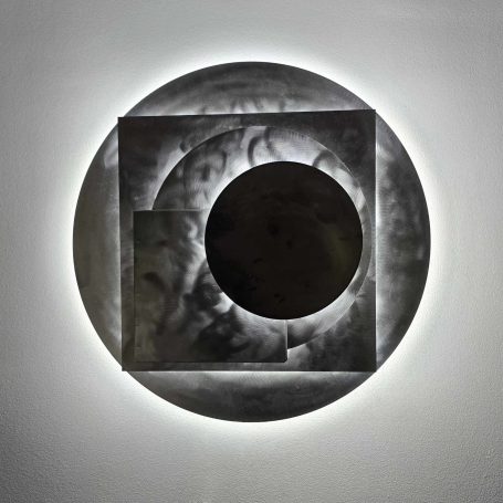 Sype 011 - Planètes en orbite – Sculpture lumineuse contemporaine Composition d'éléments circulaires et géométriques en acier évoquant un système planétaire.