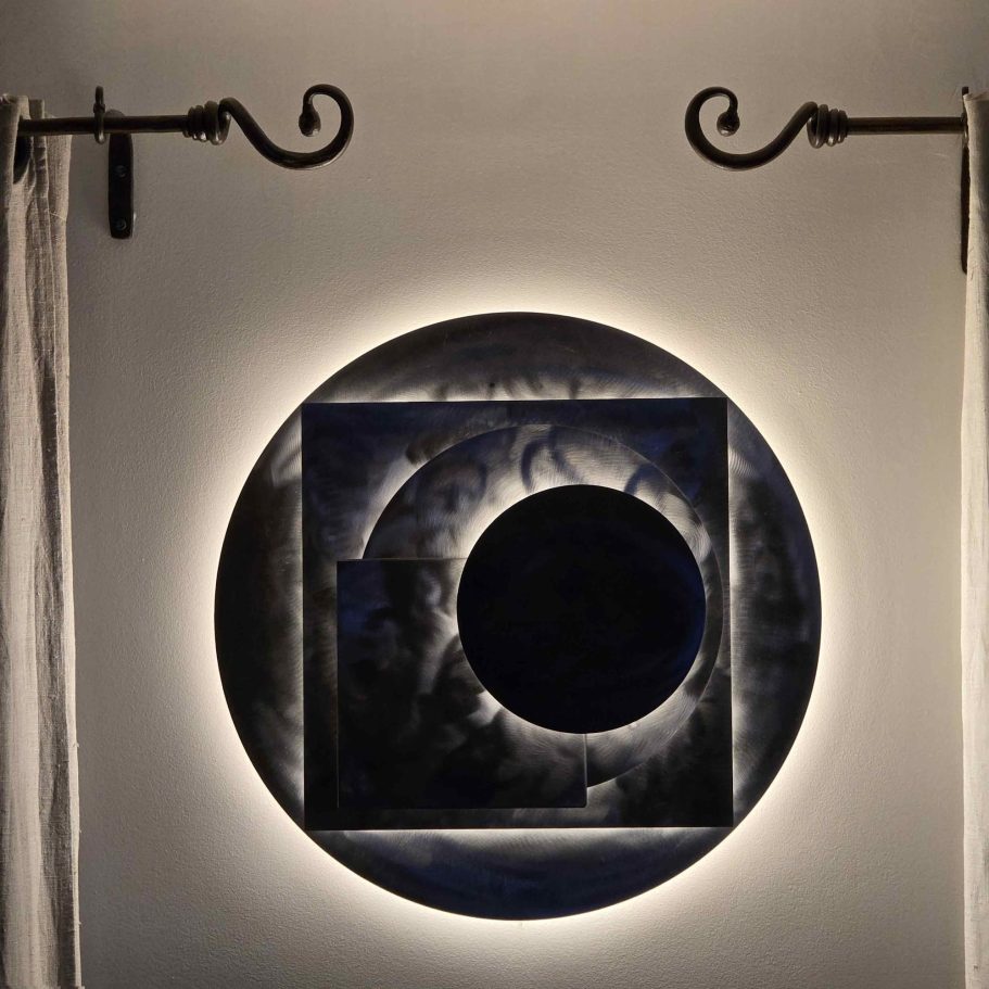 Sculpture lumineuse Sype 011 Planètes en orbite, composition géométrique évoquant un système planétaire d’acier.