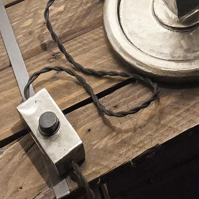 Détail du variateur manuel de la lampe Sype 003, finition acier brossé.