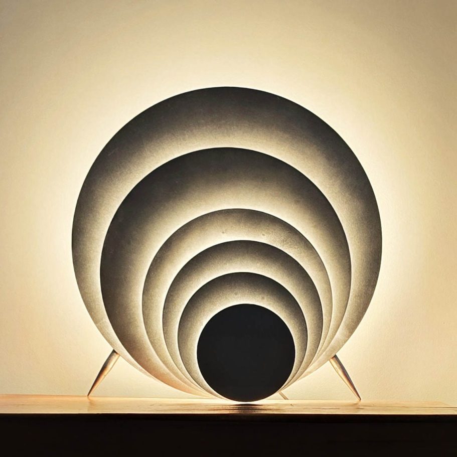 Sculpture lumineuse Sype 012 Danse des Cercles, cercles d’acier imbriqués formant une onde lumineuse harmonieuse.