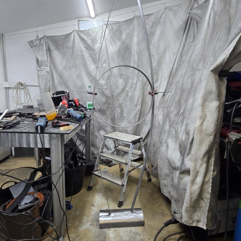 Vie d’atelier – L’espace de travail de Sype, cœur battant de la création lumineuse. Atelier de Sype Design à Nanterre – espace de création en acier brut avec table de soudure et structures en cours.