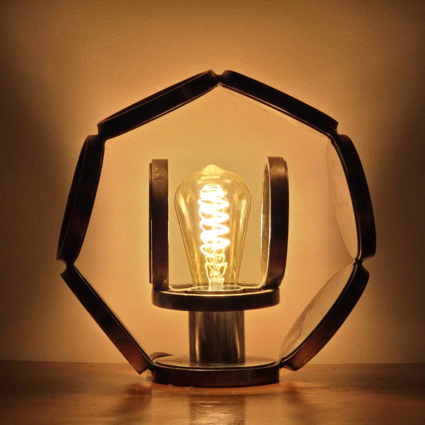 Sype 005 Étoile d’acier, sculpture lumineuse géométrique projetant une lumière en forme d’étoile.